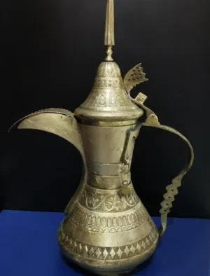 للبيع دلة نحاسية منقوشة