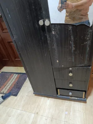دولاب للبيع فردي لي الشباب يبي مرايه بس ورخيص