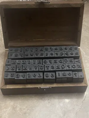 طقم أختام خشبية للحروف والارقام كلاسيكي-70 قطعة -خط سيريف كلاسيكي.