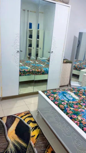 اثاث للبيع  كنب 1600غرفه اولاد 250طاوله تلفزيون 100مجمده هي فريزر 500درهم غرفه نوم كبيره500