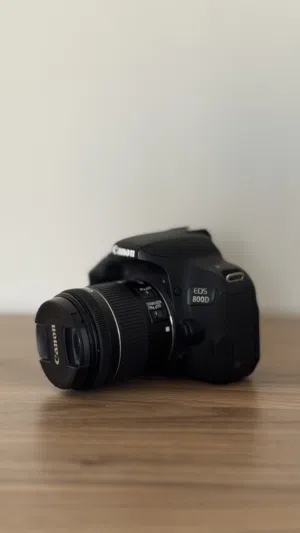 (للبيع كاميرا )Canon 800d  مع العدسه الكت  18-55   اللبيع فرصه ما تتعوض