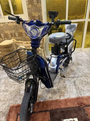 دراجة كهربائية تمشي 55 و توصلك 45 كيلومتر (من 0 الى 55 في ثانيتين) جديدة مدة الاستعمال 1-2 ساعة