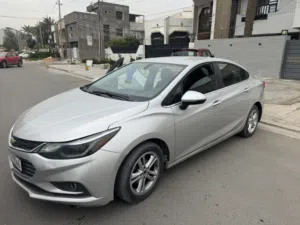 للبيع شوفرليت كروز 2018 فول مواصفات بس بدون فتحة بالقمارة داخل احمر السيارة مصبوغة حزام جمالية فقط