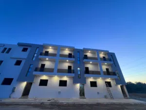 عمارة حديتة متكونة من تلاتة طوابق