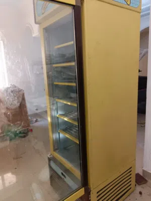 فريزر عرض واقف حجم كبير صناعة إيطالية تحكم ديجيتال ممتازة يصلح للمطاعم والمحلات