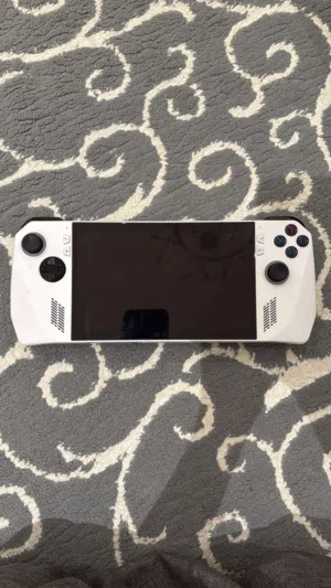 ROG Ally Z1 extreme – Like New – With Bag+ stand+ USB-C Hub شبه جديد – مع شنطة + وصلة USB-C