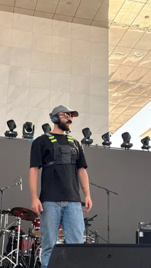 يوجد لدينا جميع المعدات لصوت شاشات وإضاءة للإيجار أو للبيع