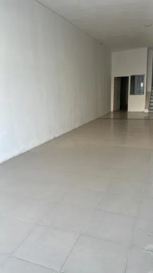 معرض تجاري فاخر للبيع