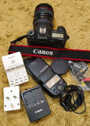 كاميرا (canon) مع ميموري وعدسة وفلاش وبطاريه وتشرش البطاريه وحقيبه خاصه للكاميرا للبيع