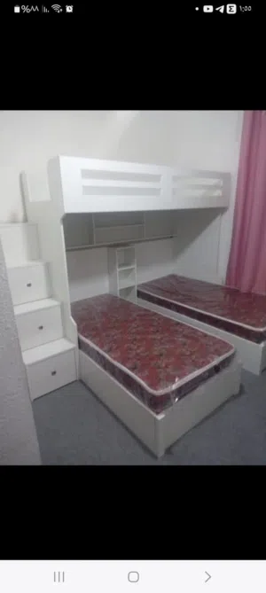 غرفة نوم شبابيه واطفال تفصيل عباره عن 3 تخوت وديكور طابقين و 4 دروج استعمال خفيف جدا