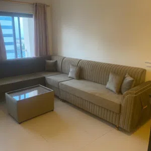 كنب مع طاولة
