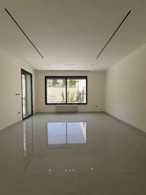 شقة طابقية طابق ارضي مع ترسات وحديقة سوبر ديلوكس في أجمل مناطق منطقة مرج الحمام