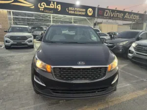 Used Kia Sedona in Ajman