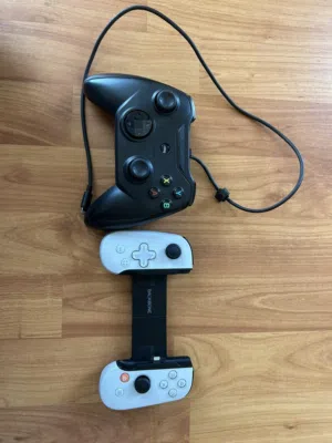2 lighting port Controllers for iphone