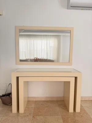 Table and glass for decoration,negotiable. طاولة للزينة، قابلة للتفاوض.