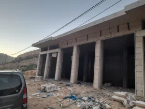 مخازن عدد 2   , واد القف على الشارع العام ، تصنيف B ، الطول 12 م ، العرض 3.30 م ، الارتفاع 5.75 م ،