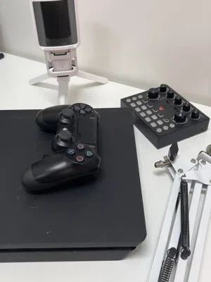 بلايستيشن 4 و جهاز واحد مع جميع الملحقات   ps4 with one controller