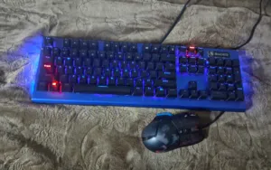 لوحة المفاتيح + ماوس للبيع بحال جيد
