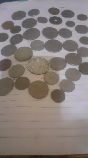 عملات مصرية واجنبية متنوعة