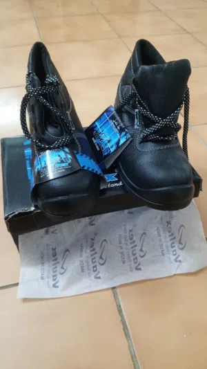 safty shoes nd halmet