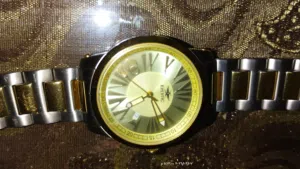 ساعه بحاله الوكاله مع كرتونة