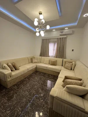 صالون معيشة للبيع شبه جديد
