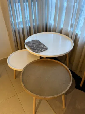 طاولة صالة للوسط مع طاولات جانبية للتقديم