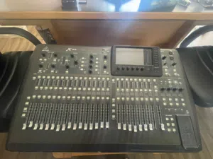 Behringer X32 Digital Mixing Console – Pro-Grade Mixer in Excellent Condition!