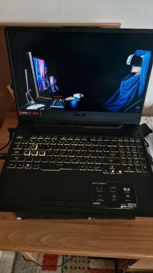 لابتوب asus tuf F-15 gaming بحالة الوكالة rtx3050 يوجد فيه نقرة خدش على سطح اللابتوب من خارج