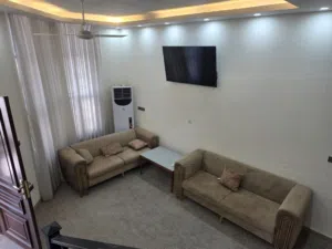 شقة للايجار في حي صنعاء حديثة غير مسكونه سابقا