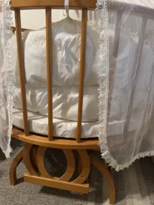 سرير اطفال دائري مع الملحقات بحالة ممتازة