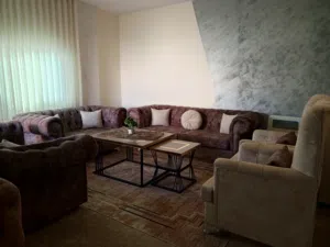 طقم كنب مستعمل بحالة ممتازة للبيع 9 مقاعد