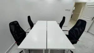 للبيع طاولة اجتماعات من ايكيا مع 4 كراسي من ايكيا نظيفه وشبه جديده مستعمل خفيف جداا