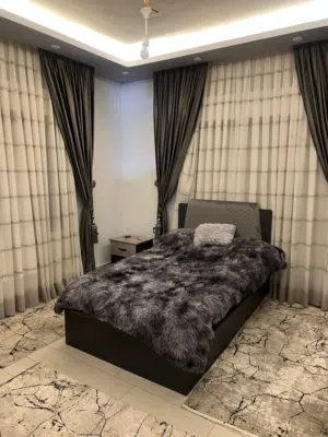 غرفة لامنيت استعمال بسيط للبيع مع البرادي والسجادة والمكتب