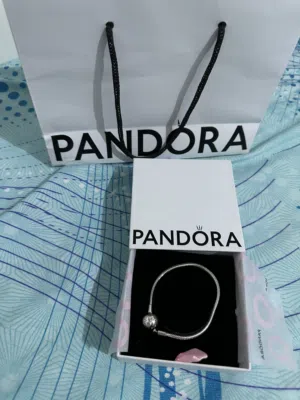 اسوارة PANDORA بحالة جديده مع الفاتوره للبيع بحالة ممتازه جددا بتزبط ستاتي و رجالي