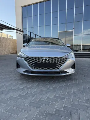 اقل سعر بالمملكه سيارة هيونداي اكسنت 2023 GLS فضي مع مواصفات خليجية وميزات عالية الجودة