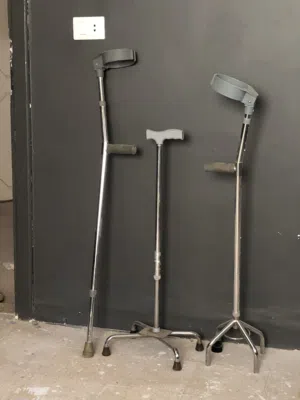 عكازات متنوعه للبيع