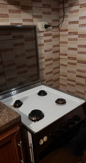 بِيعَة طَبَّاخَة غَاز. عَيْنَيْن شَغَّالَات مَظْبُوط.