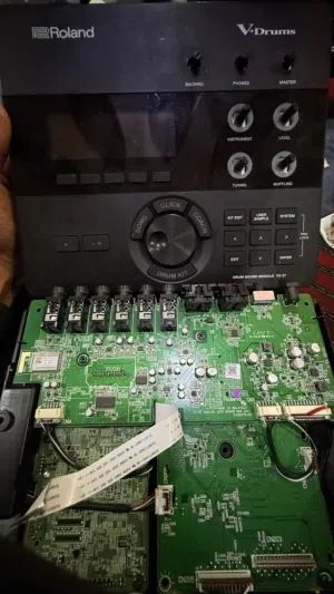 جهاز Roland TD-27 (وحدة تحكم) لاستخدامها كقطع غيار فقط  الجهاز يعمل ولكن بورد تحكم الصوت تالف