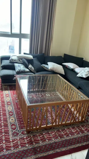 طاولة خشبية قاعدة زجاجية