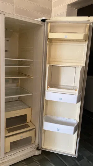 ثلاجه نظيفه جدا بحالة الوكاله.