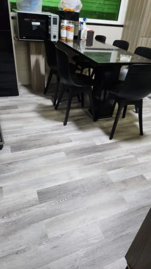 حابب تغير أرضية بيتك بدون تكاليف عالية   أرضيات باركية _pvc  جودة عالية ومتانة تركيب باركيه