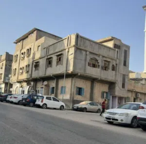 منزل سكني تجاري ، على الرئسي بواجهتين بالقرب من مستشفي الحوادث ابو سليم