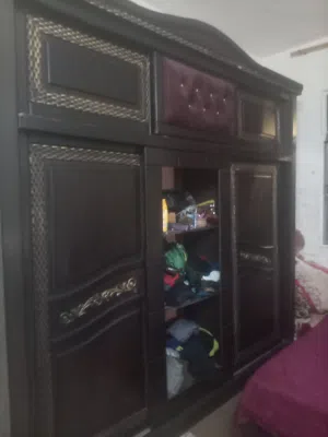 غرفة نوم مستعمله للبيع ناقصها مرآة الخزانة