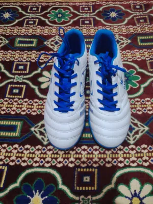 حذاء كرة كدم