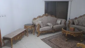 كنب ملوكي  مع طاولات  مع سجاده