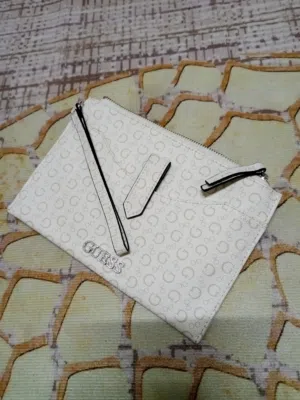 شنطة وحقيبة يد جلدية فاخرة وانيقة GUESS للسيدات اصلية 100 ٪ مستعملة شيء بسيط بحالة ممتازة شبه جديدة.