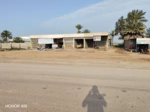 بيت مع محلات تجارية
