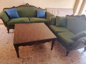 يوجد عدد كنب كبار وطاول كبيره خشبية بحاله ممتازة ونظيف