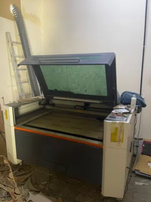 مكينة ليزر قص وحفر على اكريليك + مكينة طباعة UV